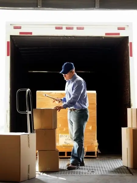 Погрузка груза в фургон ABS Group@elseif(app()->getLocale() == 'en')Loading cargo into an ABS Group delivery van@else ABS Group фургонына жүк тиеу 